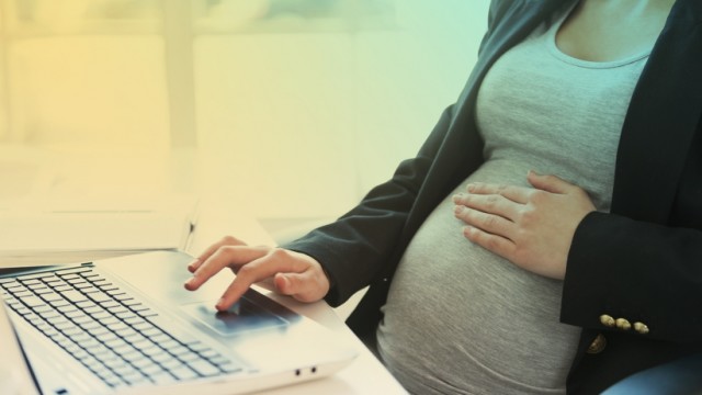 20150331223557-pregnant-work-woman-laptop-computer-baby-home