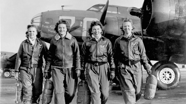 Group_of_Women_Airforce_Service_Pilots_and_B-17_Flying_Fortress